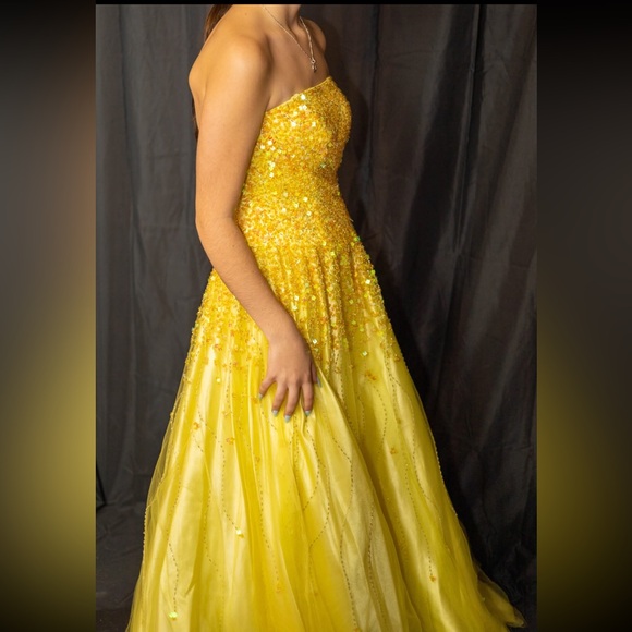 Stunning yellow ball gown, prom dress - Picture 2 of 3
